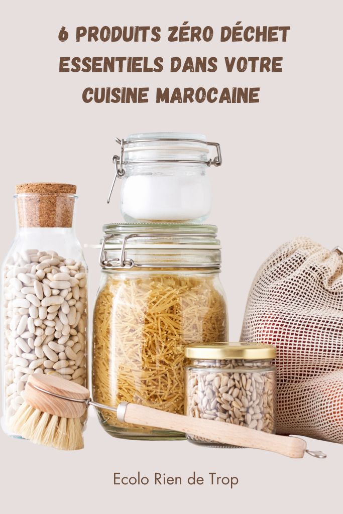 Bocaux en verre ainsi qu'une brosse vaisselle en bambou des produits zéro déchet essentiels à avoir dans une cuisine marocaine