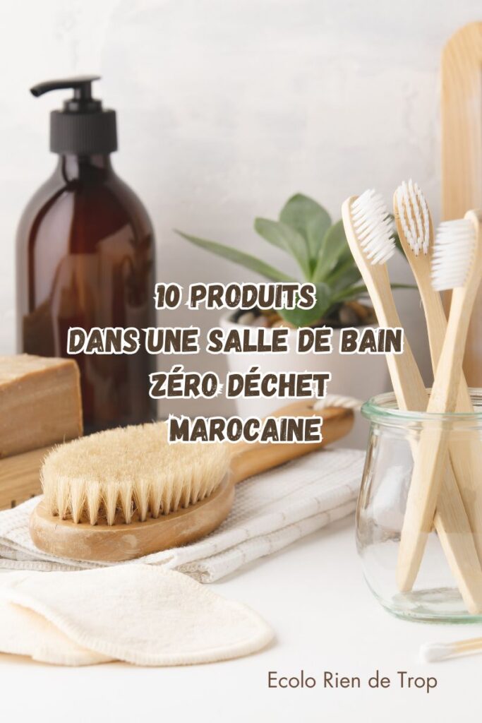 Brosse à dent en bambou dans un verre flacon en verre réutilisable des produits essentiels dans une salle de bain zéro déchet