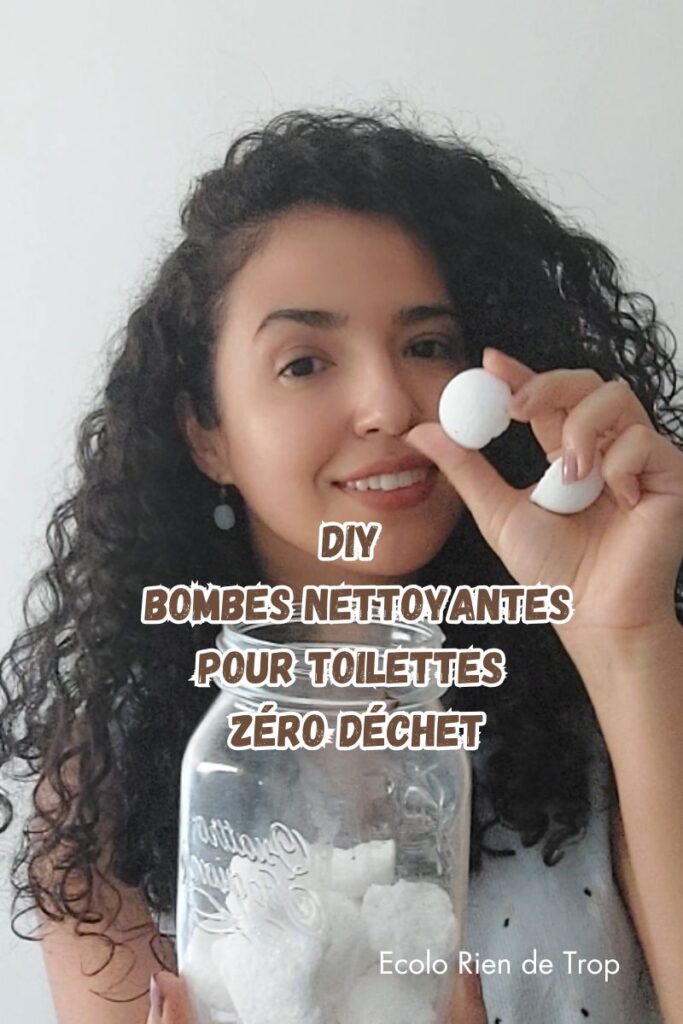 Femme tenant une bombe nettoyante pour toilettes zéro déchet et une jarre en verre remplie de ce produit