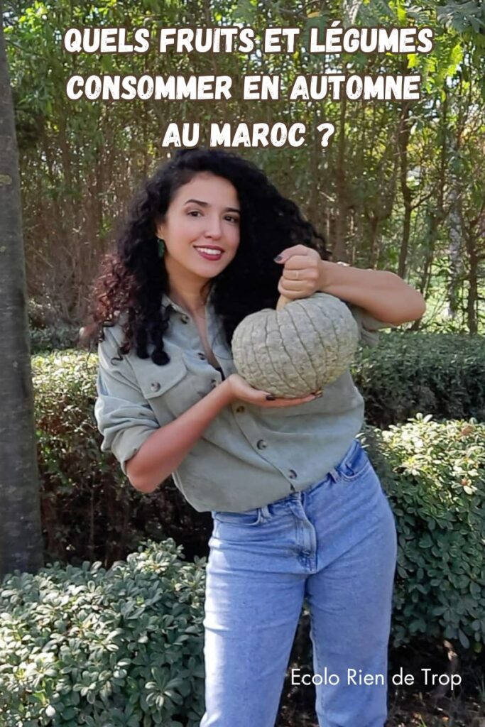 Femme tenant un potiron montrant les fruits et légumes à consommer en automne