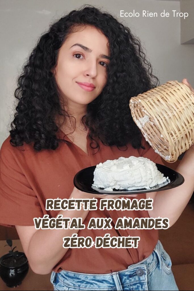 Femme tenant un plat noir contenant du fromage végétal à base d'amandes zéro déchet
