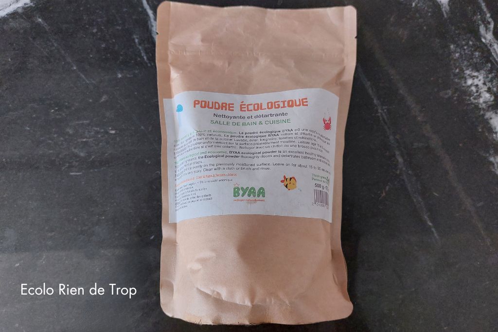 sachet de pourdre écologique d'une marque marocaine zéro déchet déposé sur un plan noir.